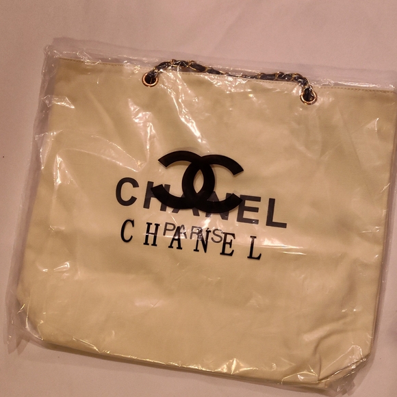 CHANEL 2019 Butter Yellow VIP Tote • Limited-Run Counter Exclusive Bag - Picture 2 of 12